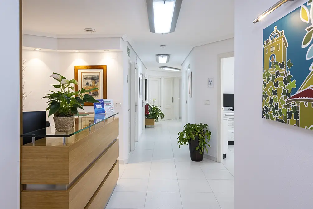 Pasillo y recepción de la Clínica Dental Sandra García Varela en A Coruña
